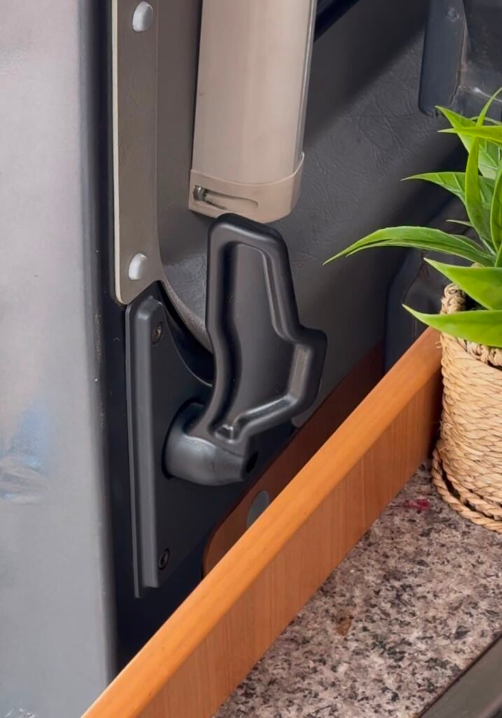 WOMOFIX EasyGrip: een grotere schuifdeurgreep voor je camper easygrip womofix doorhandle
