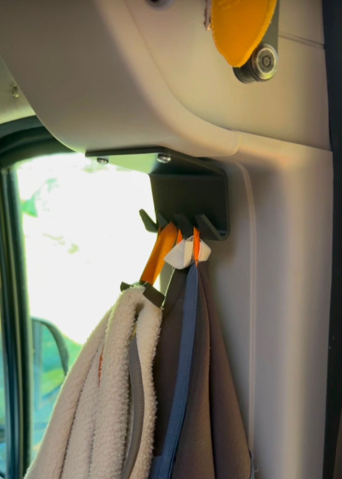 3D-geprinte vierhaaks kledinghaak aan de B-stijl van de camper