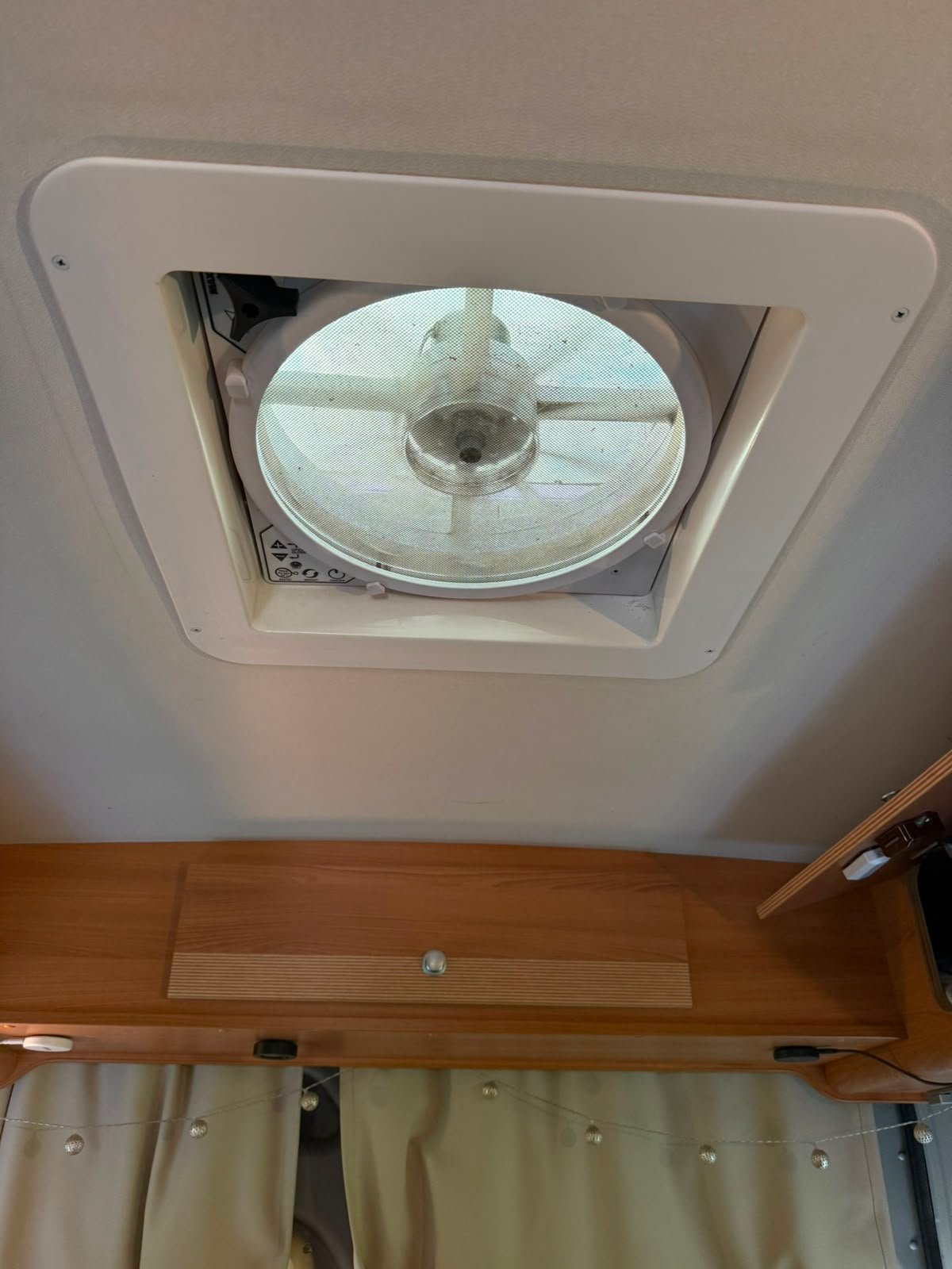 Maxxfan dakventilator in de camper