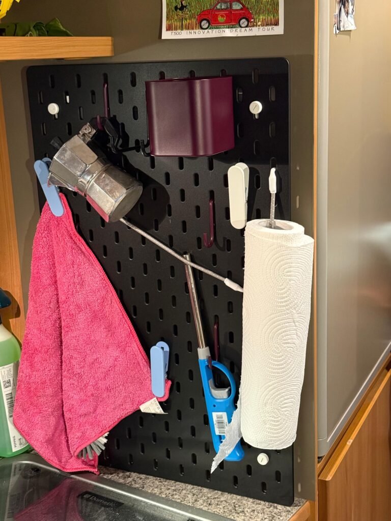 IKEA Skådis pegboard met accessoires bij de keuken