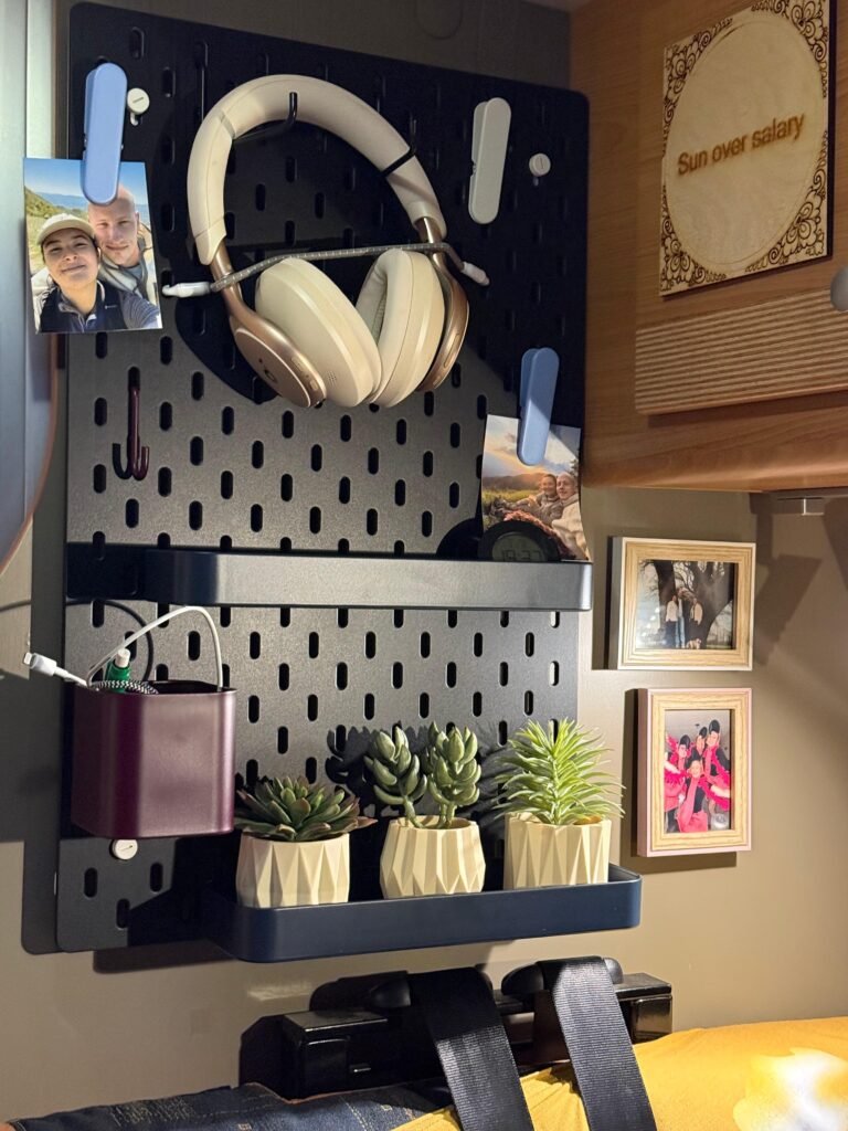 IKEA Skådis pegboard met accessoires bij de zithoek