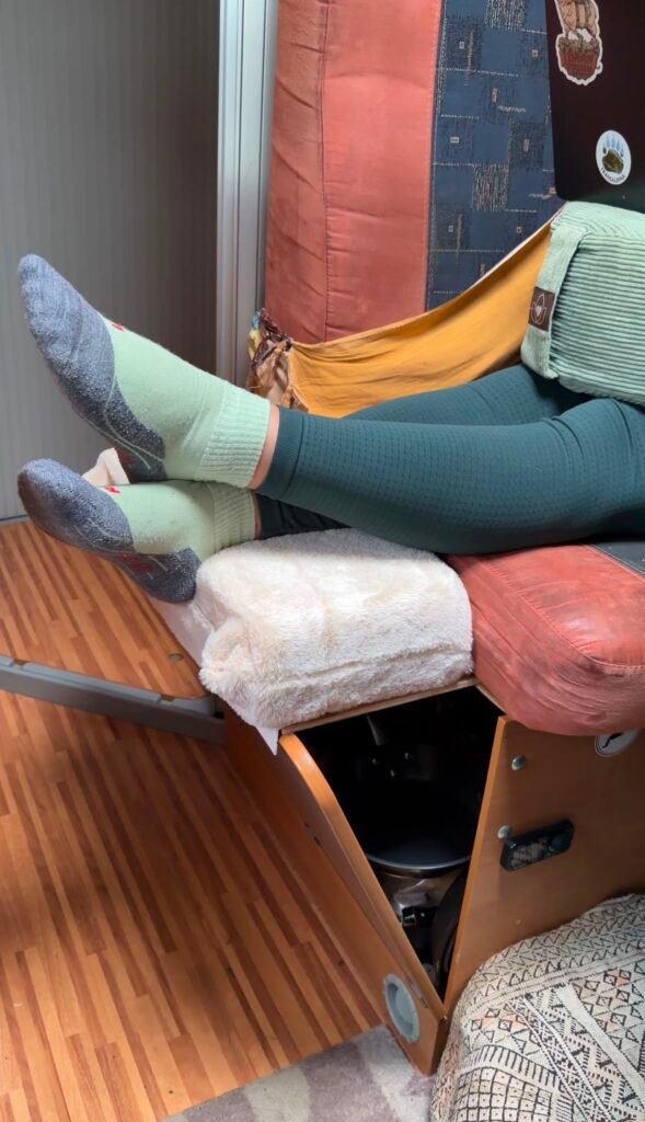 Uitgeschoven en verlengd bankje in de camper