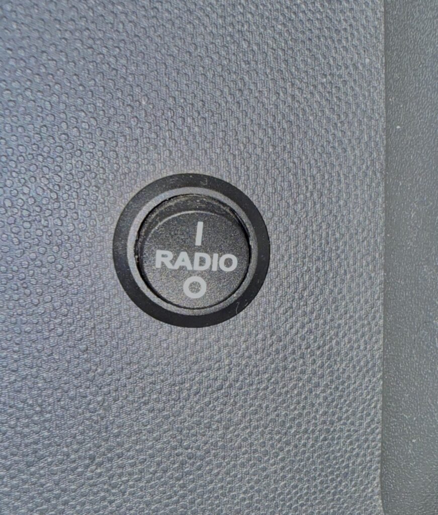Schakelaar waarmee de radio op de huishoudaccu werkt