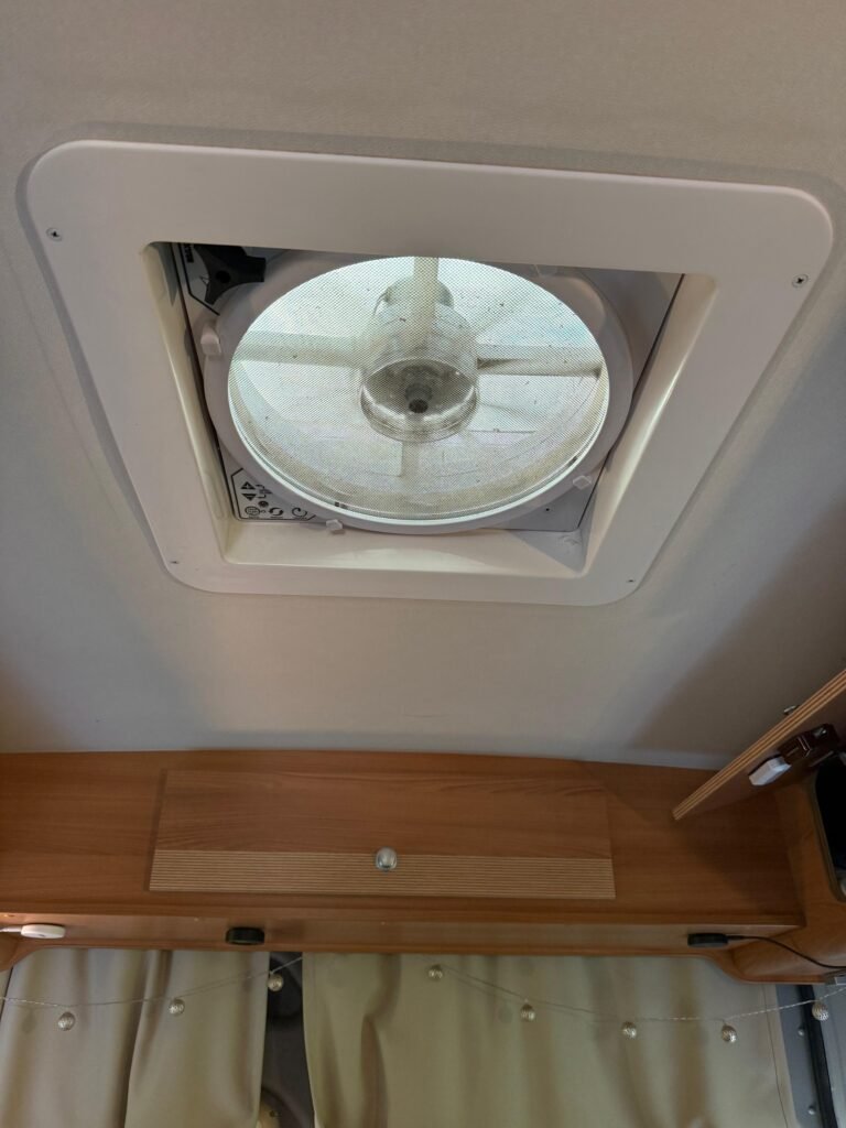 Maxxfan bediening vanaf de binnenkant van de camper