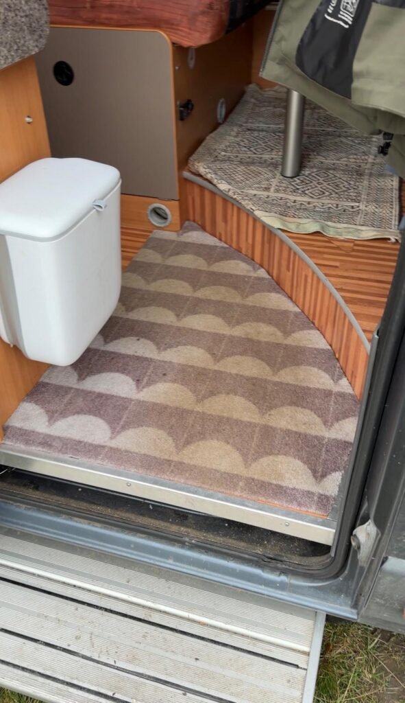 Op maat geknipte droogloopmat bij de ingang van de camper