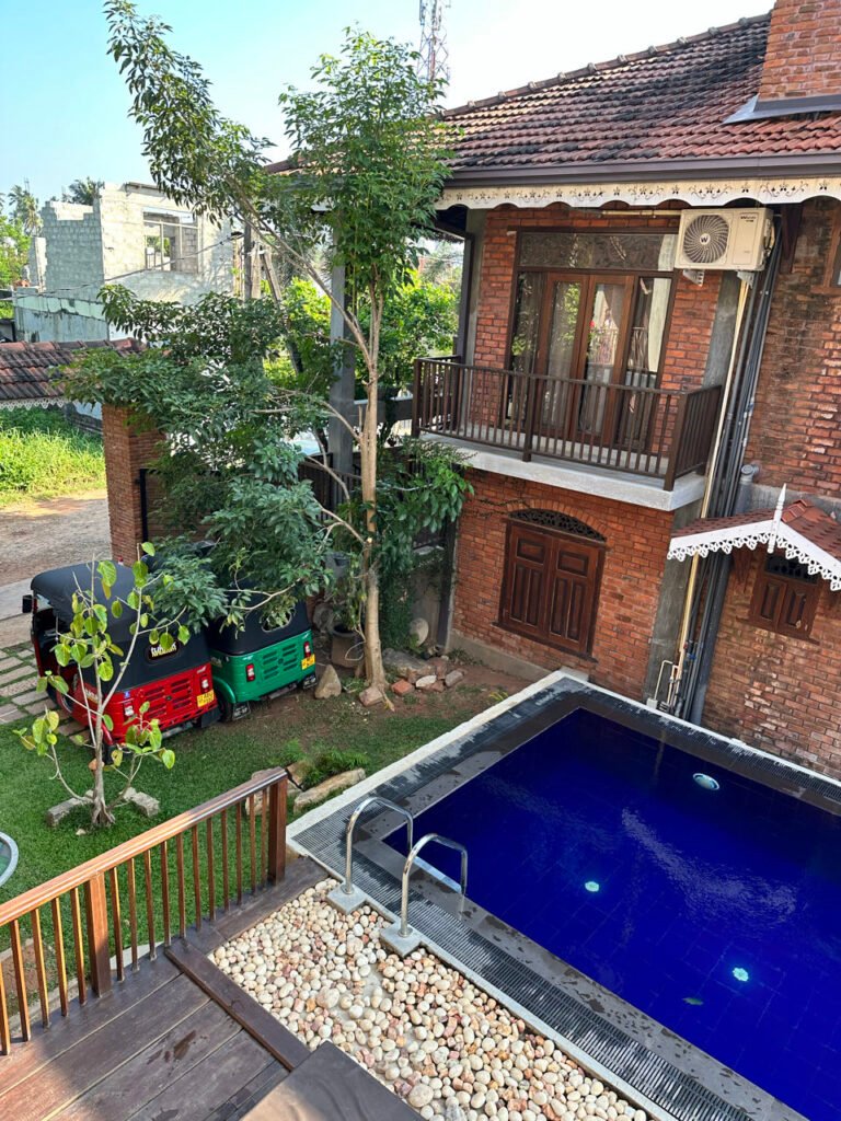 Guesthouse met zwembad in Negombo, met de tuktuk op de oprit