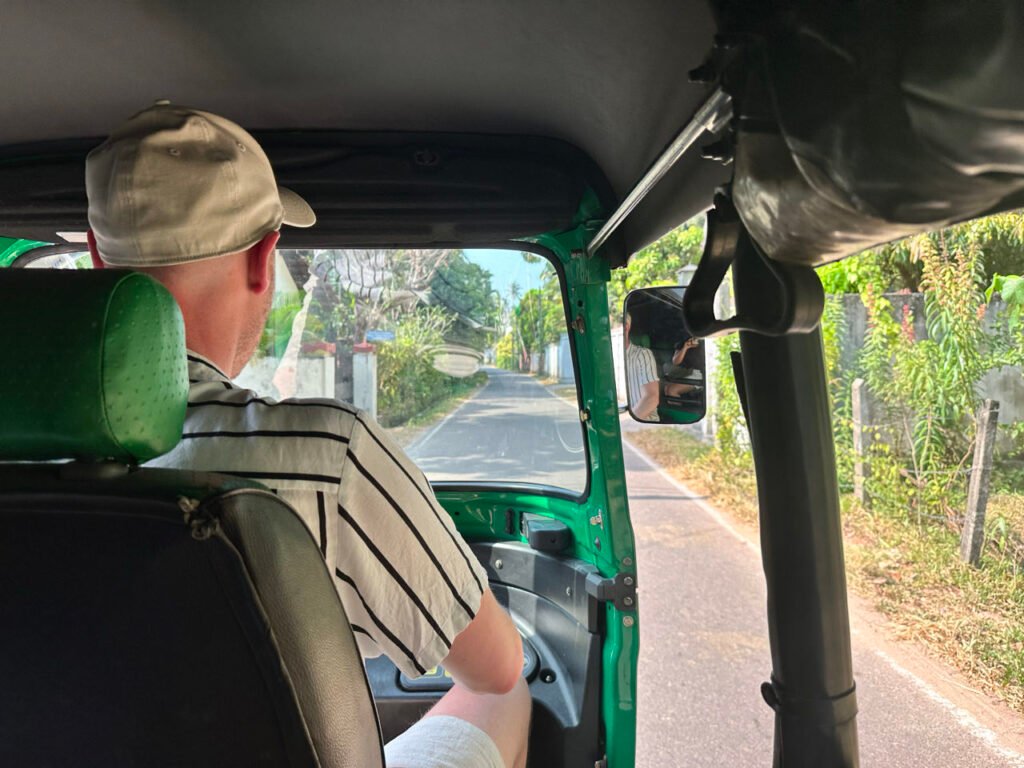 Julian rijdt de tuktuk, gezien vanaf de achterbank