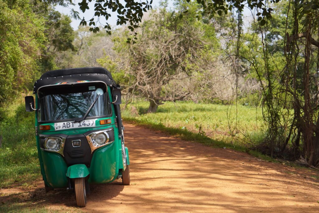 Tuktuk op een rood zandpad in Sri Lanka