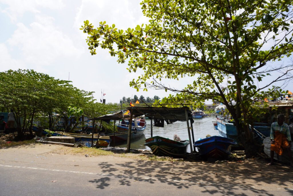 Vissersboten langs de weg tussen Negombo en Chilaw