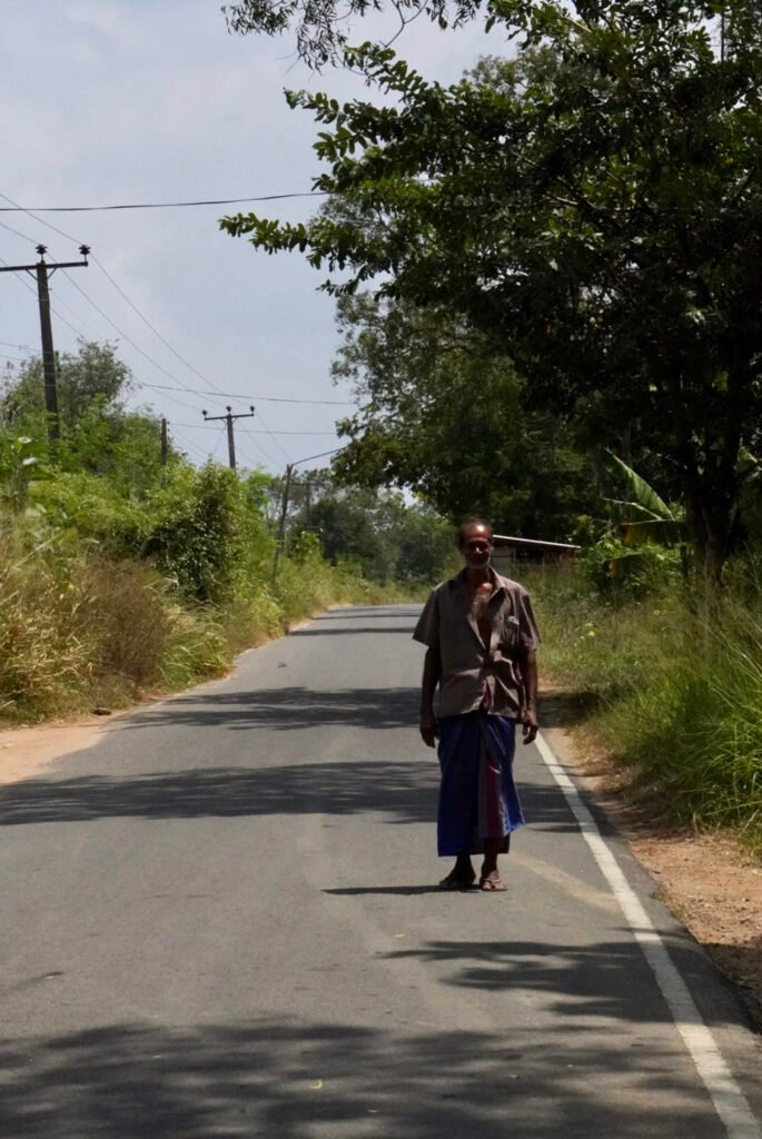 Een man loopt over een landweg onderweg naar Wilpattu