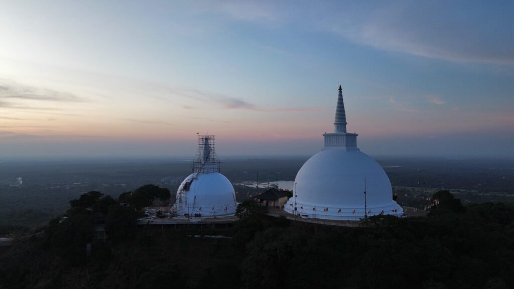 Dronefoto van de witte stupa's van Mihintale bij zonsondergang