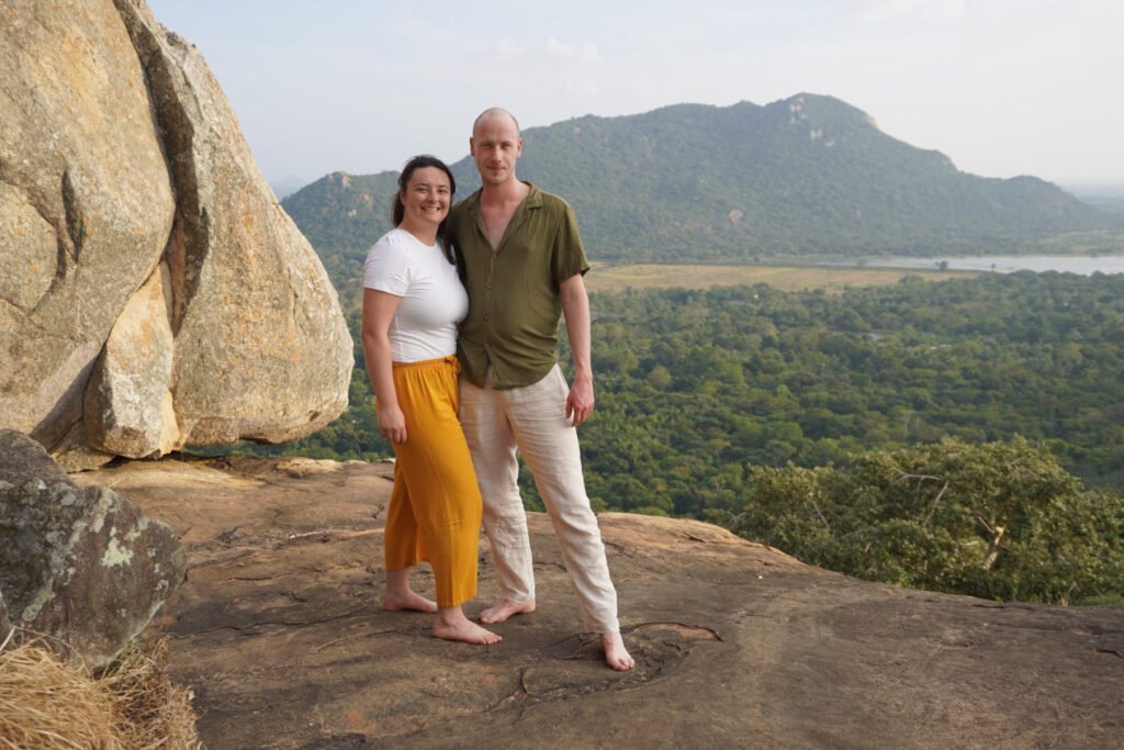 Julian en Florine op een rots met uitzicht over Mihintale