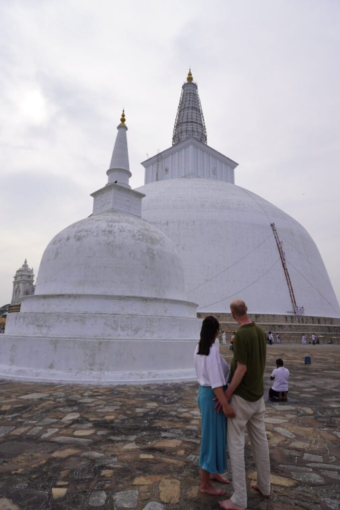 Julian en Florine bij de stupa's van Anuradhapura