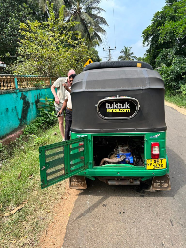 Onze tuktuk langs de weg tijdens de pech bij Anuradhapura