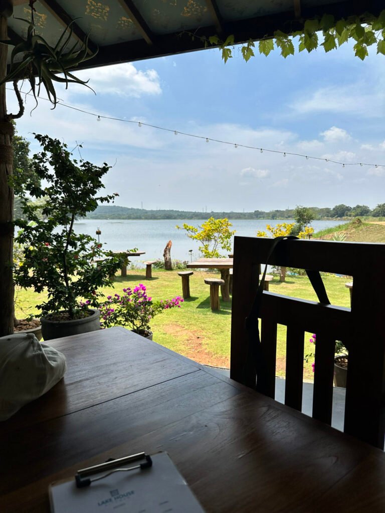 Uitzicht over het meer vanaf een terras tijdens de lunch bij Sigiriya