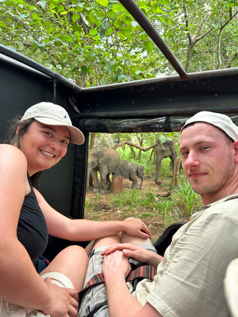 Selfie in de safarijeep met olifanten op de achtergrond