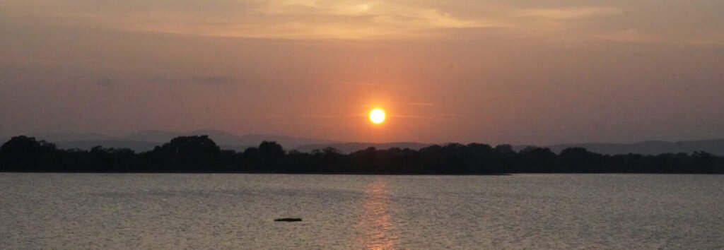 Zonsondergang boven het meer bij Polonnaruwa