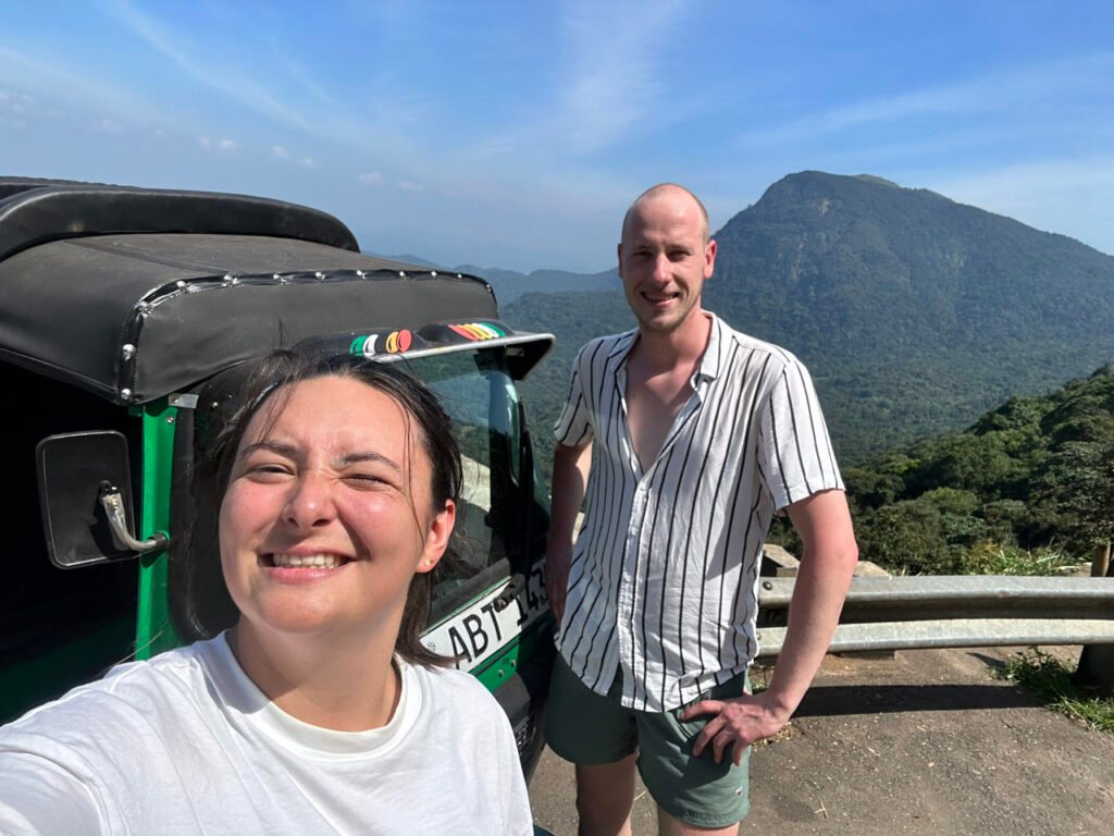 Julian en Florine bij hun tuktuk op een uitzichtpunt in de bergen van Sri Lanka