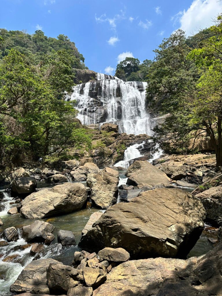 Verlaten waterval met rotsen langs de 18-bend road richting Kandy