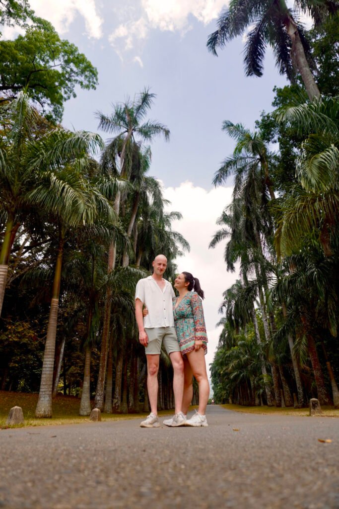 Julian en Florine in de palmenlaan van de botanische tuin in Kandy