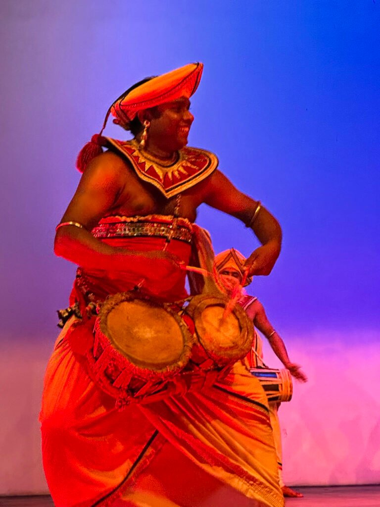 Trommelaar tijdens de traditionele dansvoorstelling in Kandy