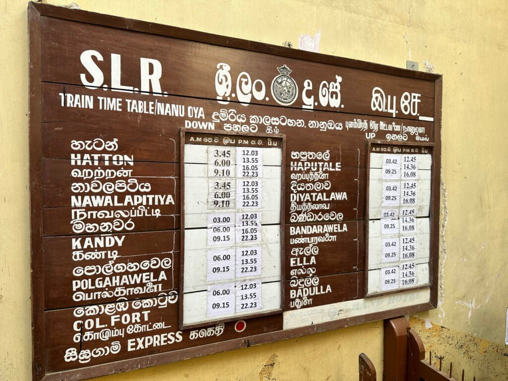 Dienstregeling op een treinstation in de heuvels van Sri Lanka
