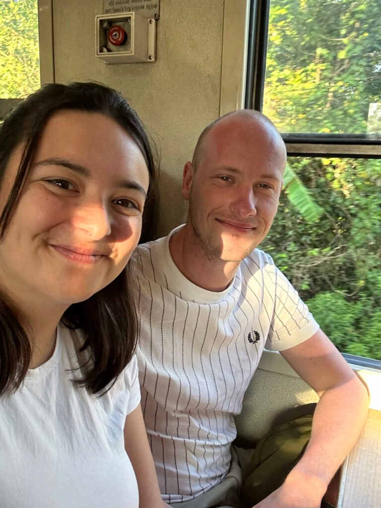Julian en Florine samen in de derde klas van de trein in Sri Lanka