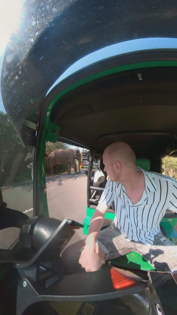 Julian rijdt de tuktuk over de B35 in het zuiden van Sri Lanka