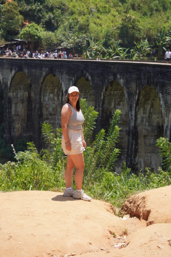 Florine bij de Nine Arch Bridge in Ella
