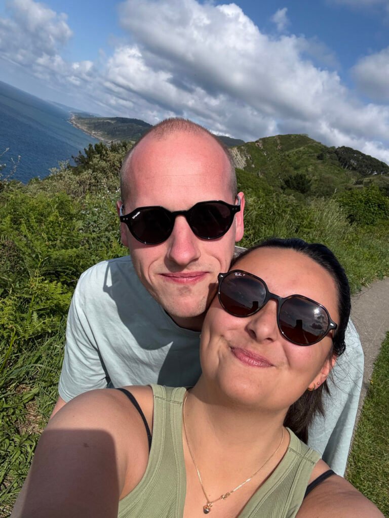 Julian und Florine auf dem Küstenpfad bei Zarautz, Spanien