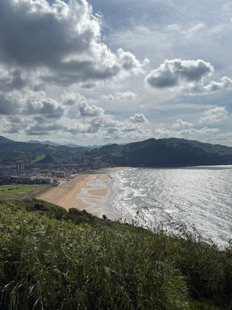Der Strand von Zarautz mit Blick auf die Küste