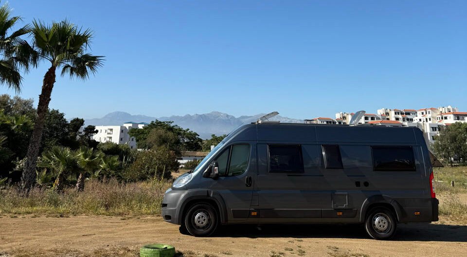Der Camper am ersten Übernachtungsplatz in Nordmarokko