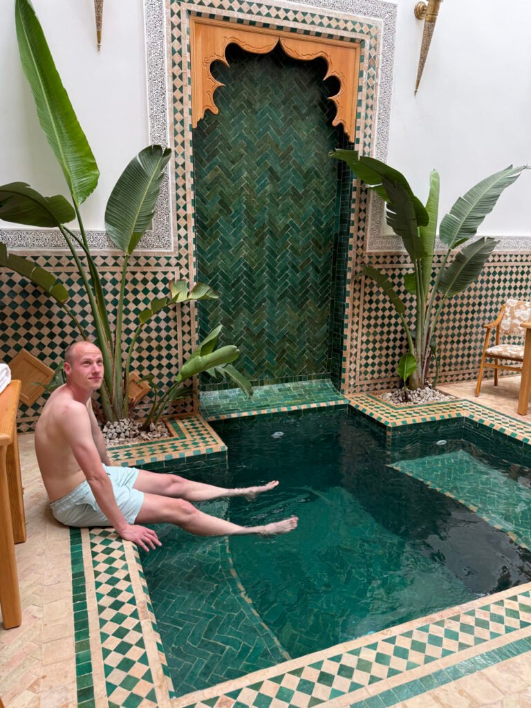 Julian im kalten Pool eines Riads in der Medina von Fès