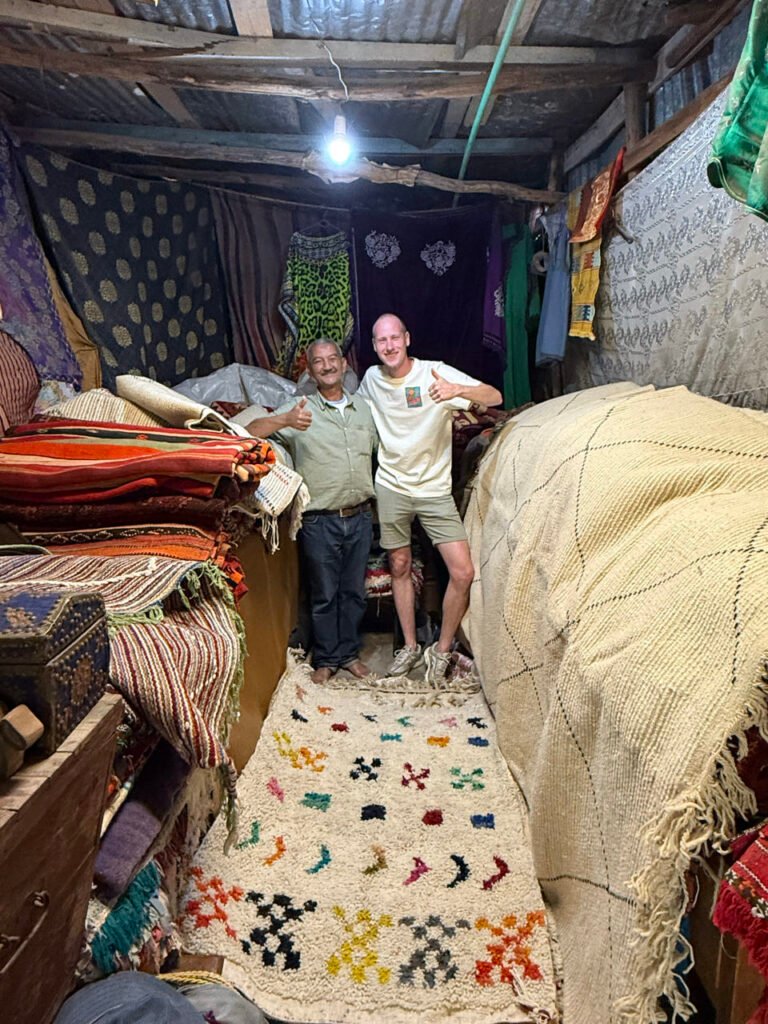 Julian mit dem Teppichhändler Suleyman und einem Beni-Ourain-Teppich in Fès