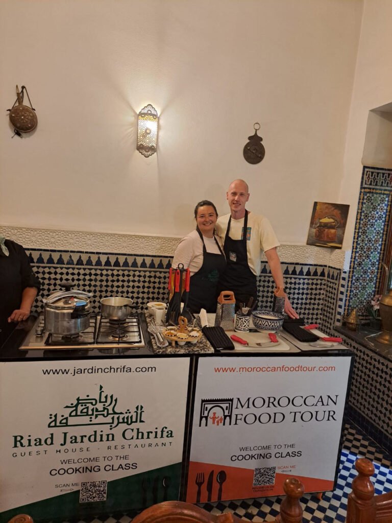 Julian und Florine an der Kochstation beim Kochkurs im Riad Jardin Chrifa in Fès