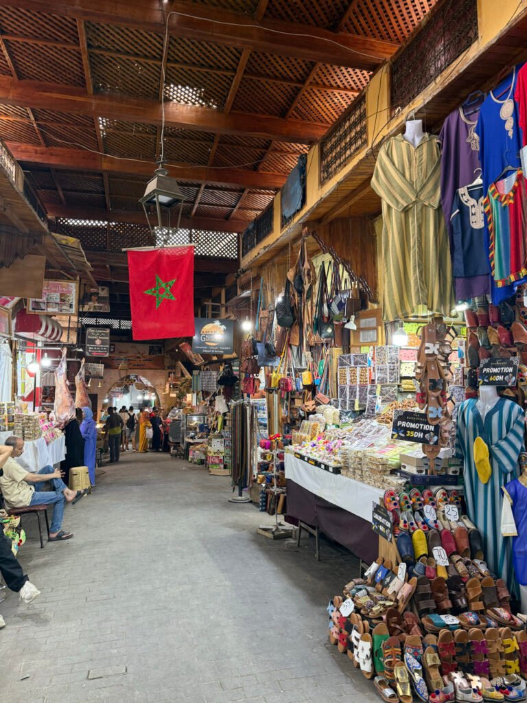 Ein Marktstand im Souk von Fès