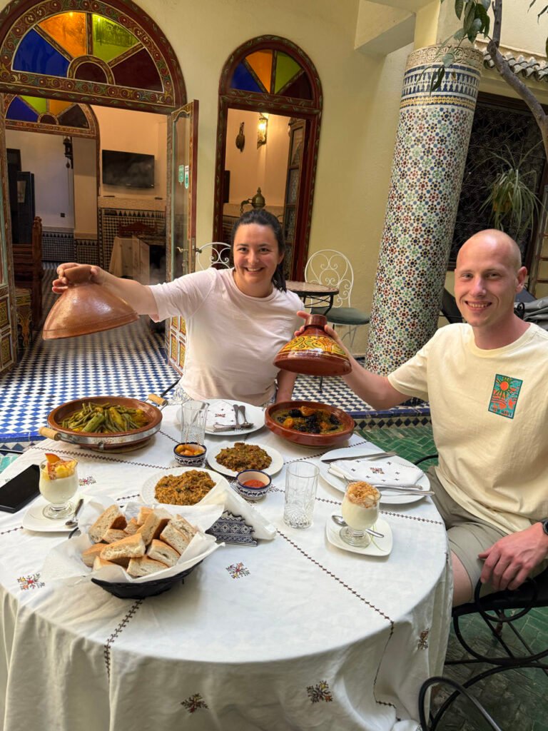 Julian und Florine am Tisch mit den selbst gekochten Gerichten in Fès