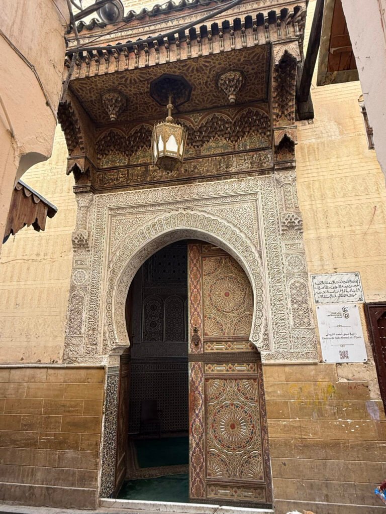Reich verziertes Tor in der Medina von Fès