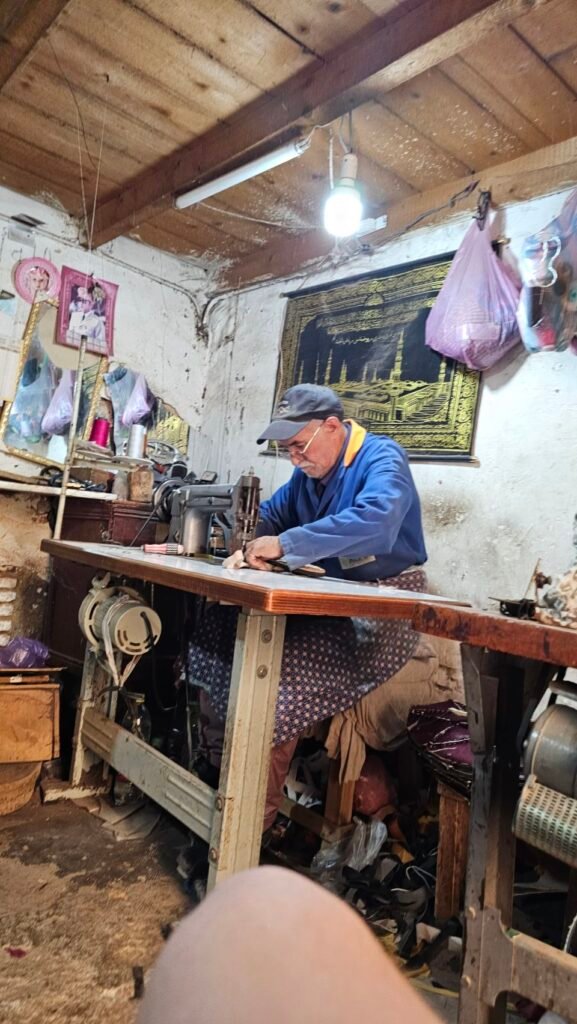 Schneider mit einer alten Singer-Nähmaschine in der Medina von Fès