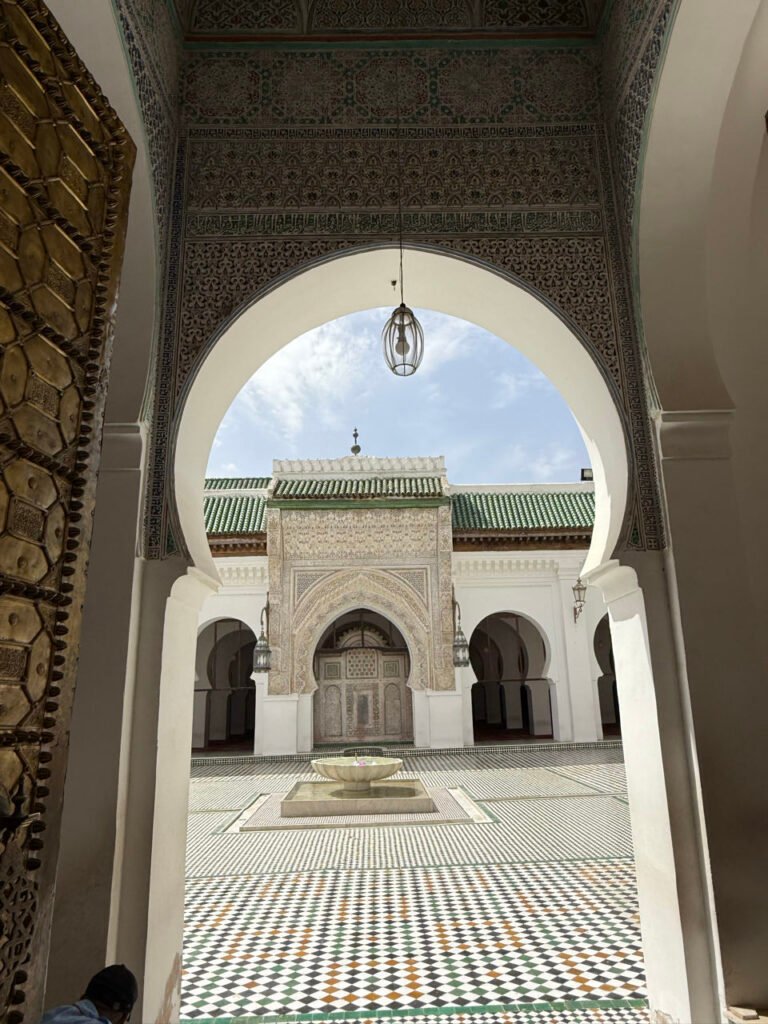 Durchblick auf den Innenhof einer Moschee in Fès