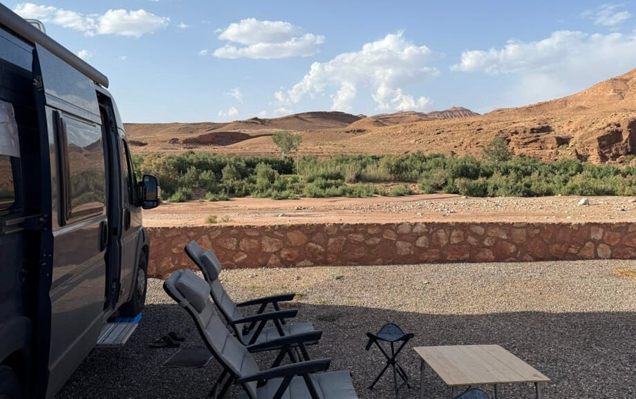 Camper und Campingstühle auf dem Campingplatz bei Aït-Ben-Haddou