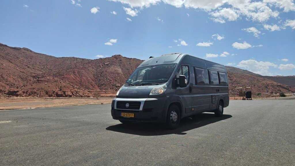 atlas -  camper op bergweg