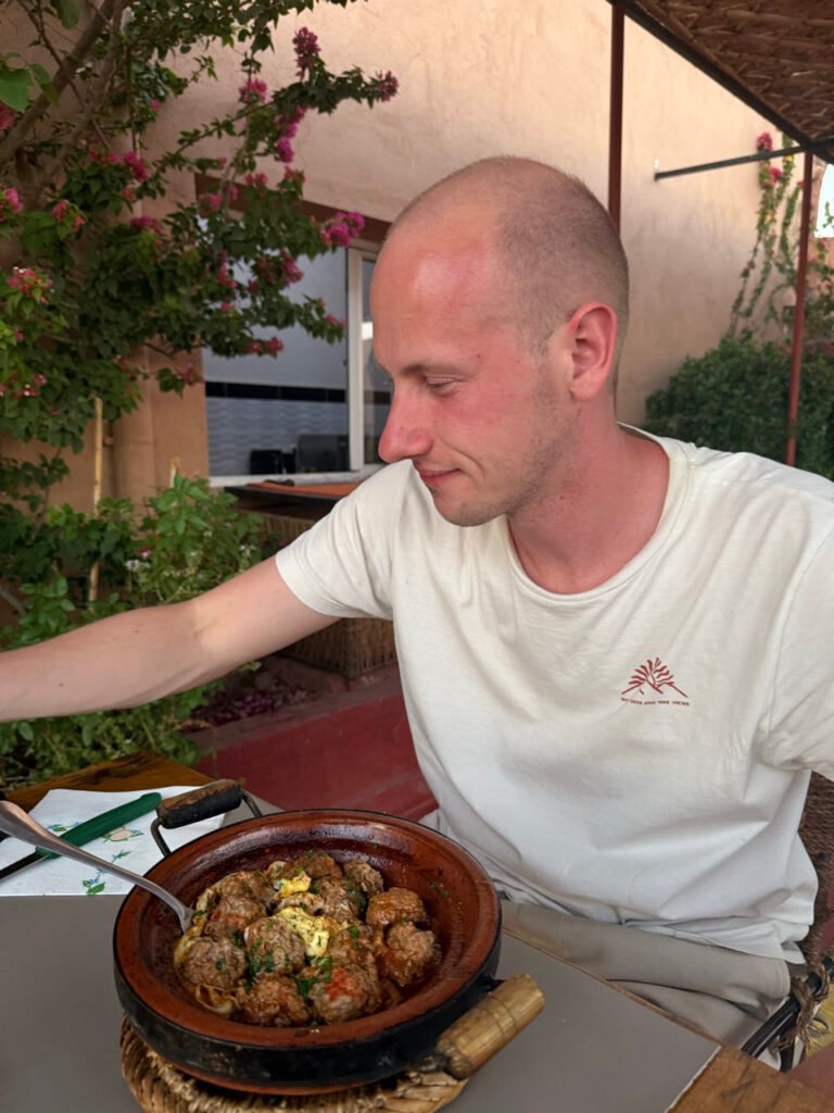 Julian mit einer Tajine auf dem Campingplatz bei Ouarzazate