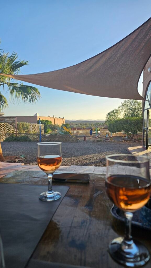 Ein Glas Wein bei Sonnenuntergang auf dem Campingplatz bei Ouarzazate