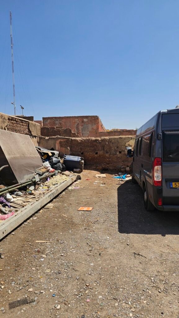 Camper auf einem bewachten Parkplatz in Marrakesch