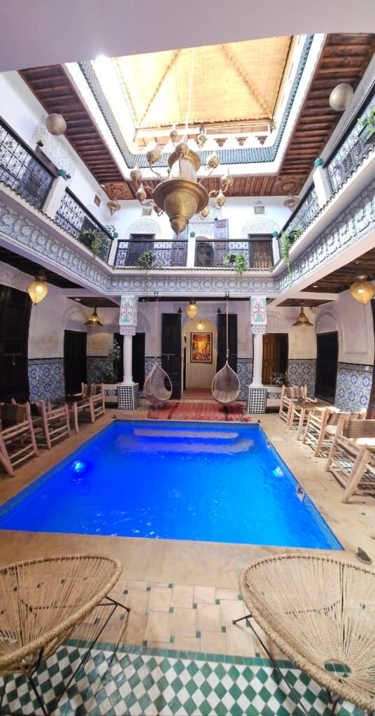 Der Pool im Innenhof des Riad Medina Art in Marrakesch