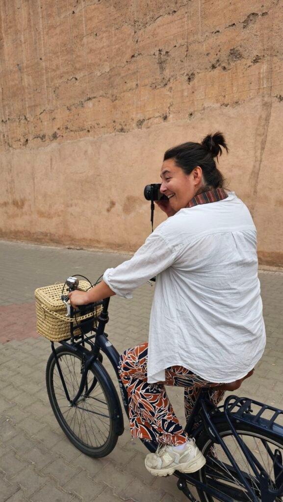 Florine auf dem Fahrrad bei einer Fahrradtour durch Marrakesch