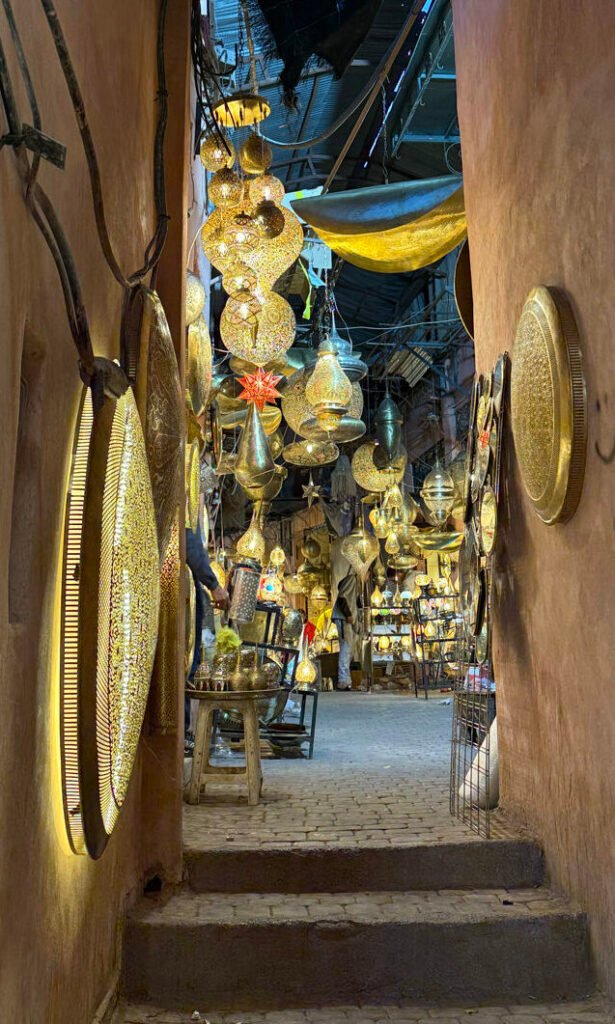 Gasse voller Lampen im Souk von Marrakesch