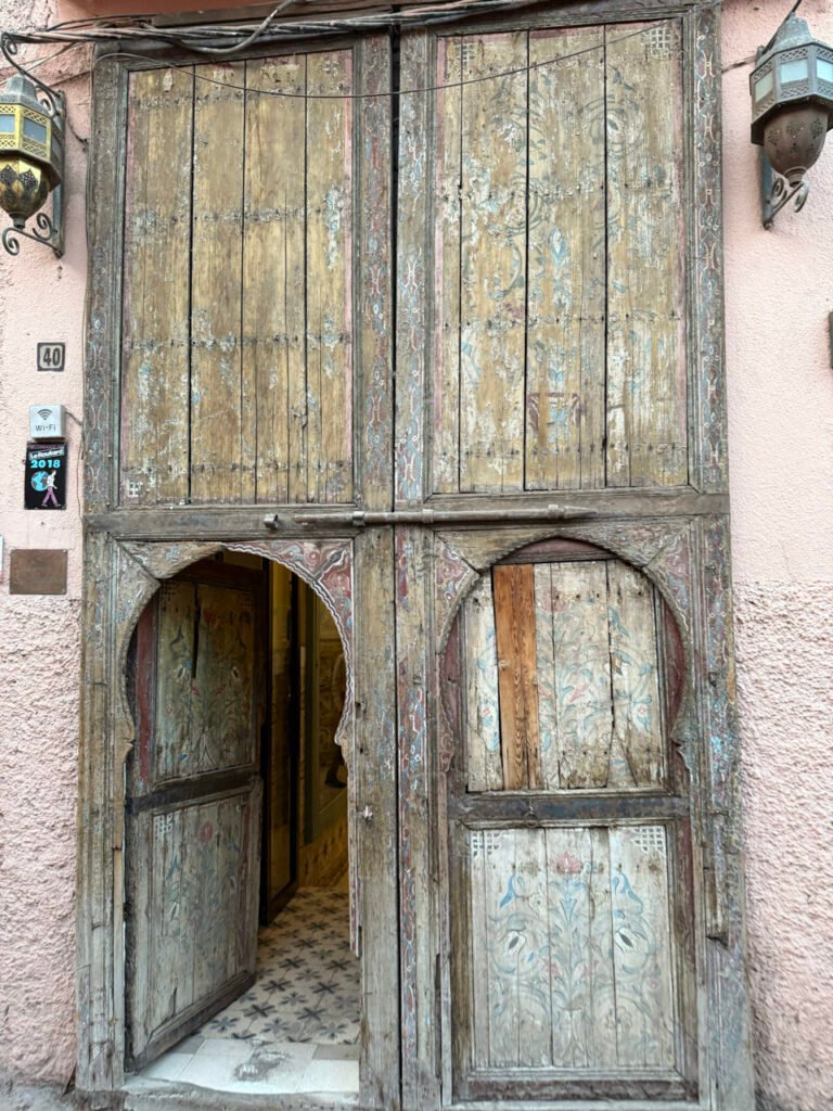 Alte Holztür in der Medina von Marrakesch