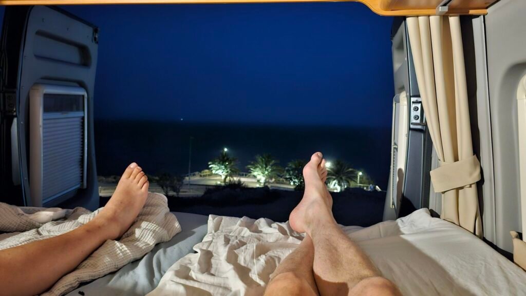Blick aufs Meer aus dem Camperbett in Taghazout